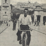 Mario Zeduri in bicicletta nel centro di Bergamo